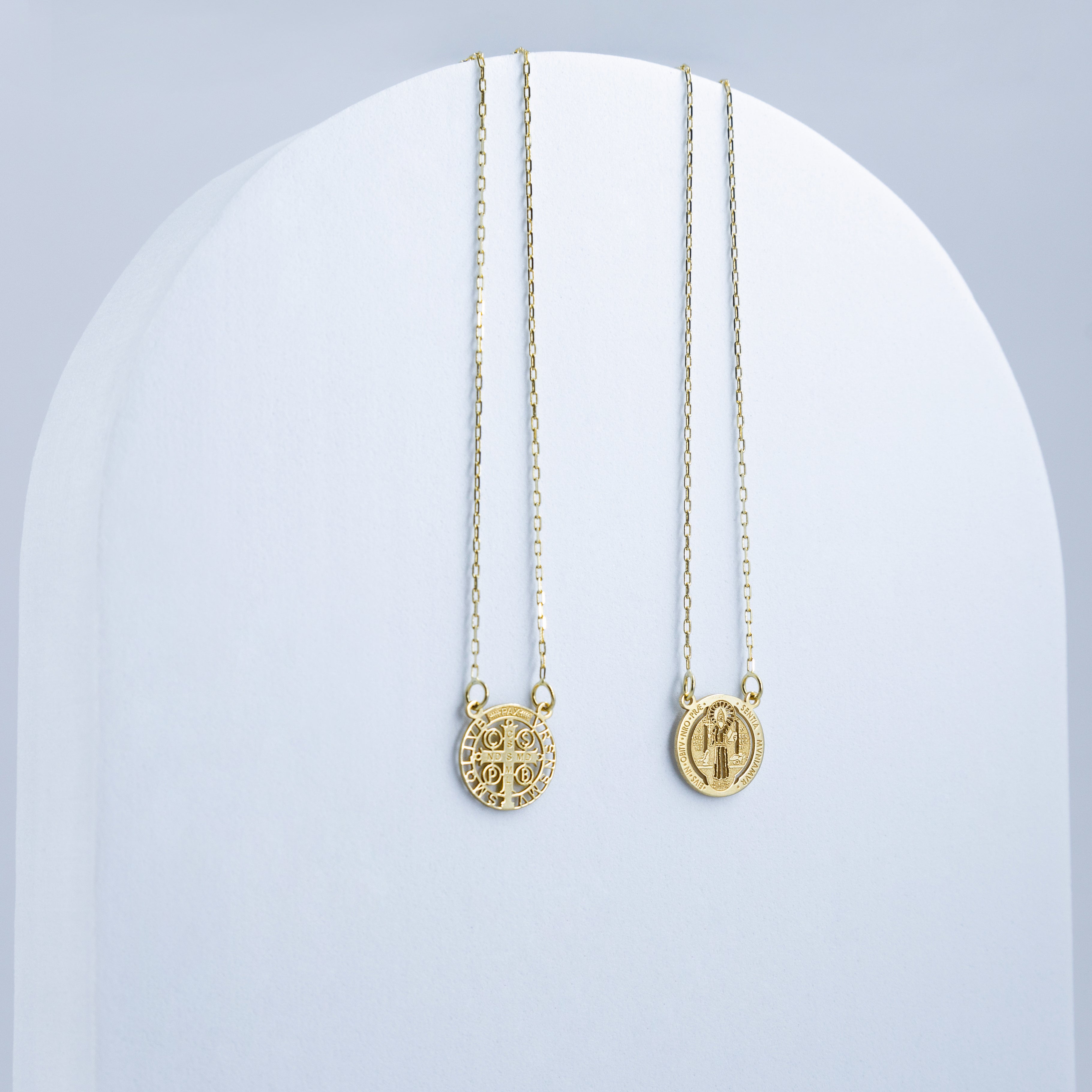 Escapulário São Bento ouro 18k