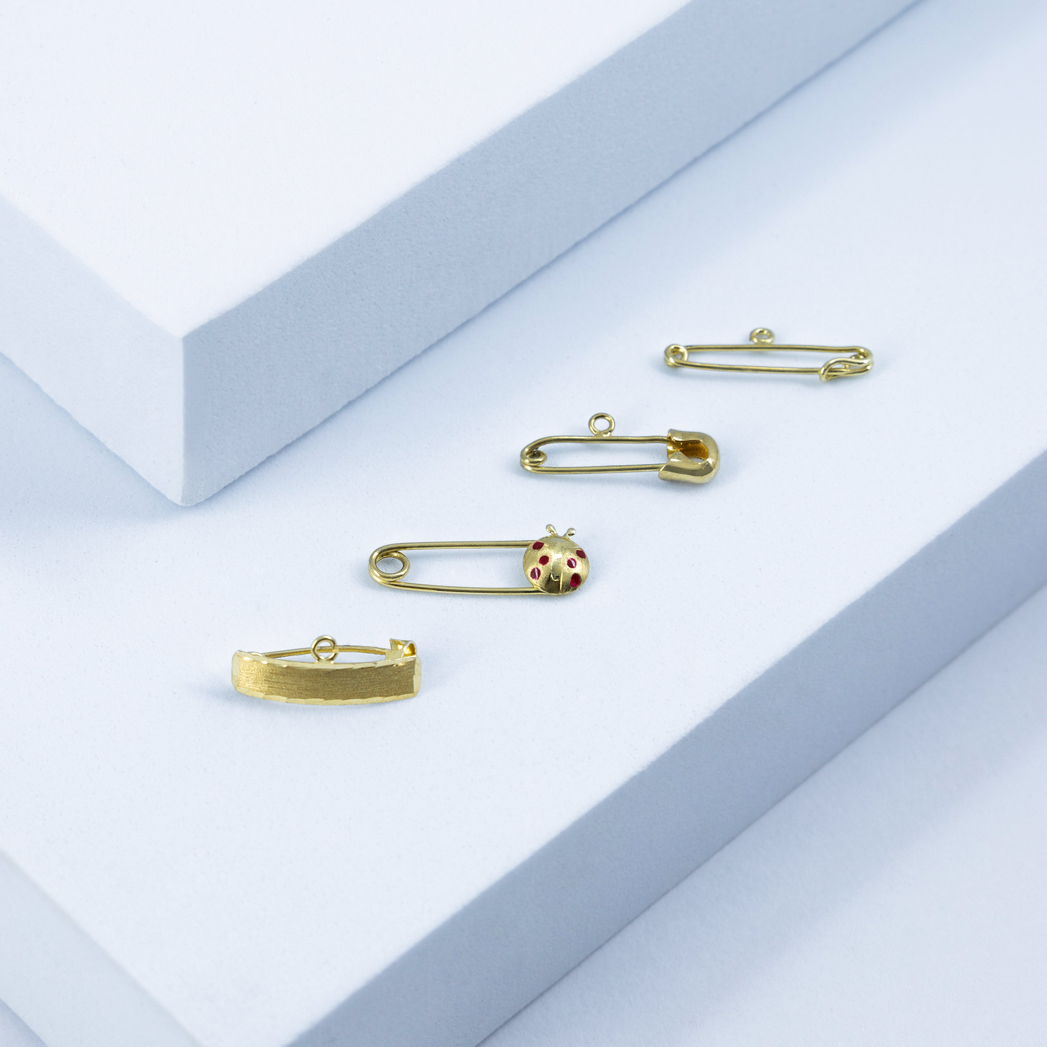 Alfinete Petit Joaninha ouro 18k