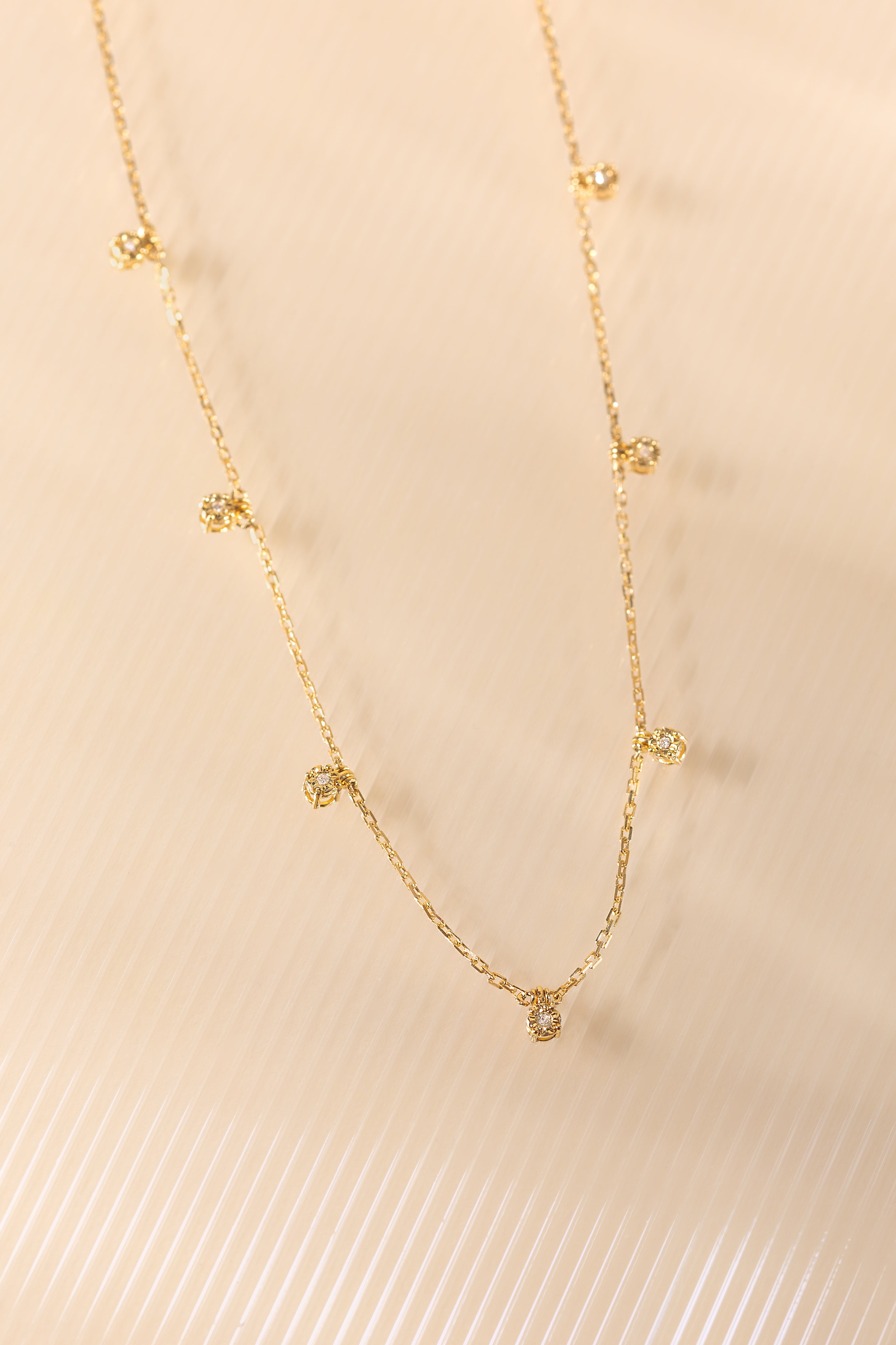 Gargantilha Pontinhos de Brilhante ouro 18k