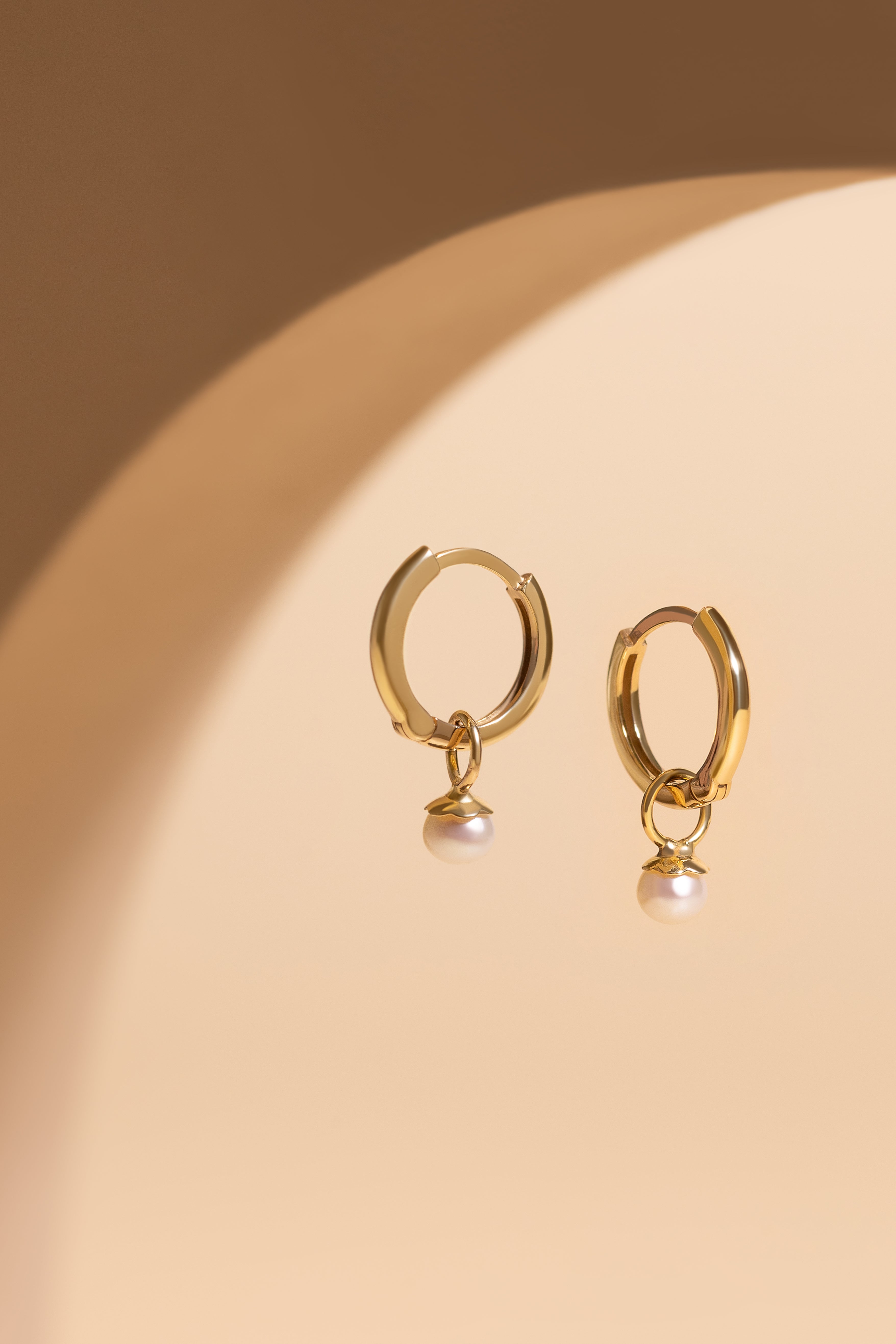 Argola Luciana Sagioro com pingente de pérola removível em ouro TIVOLI 18k