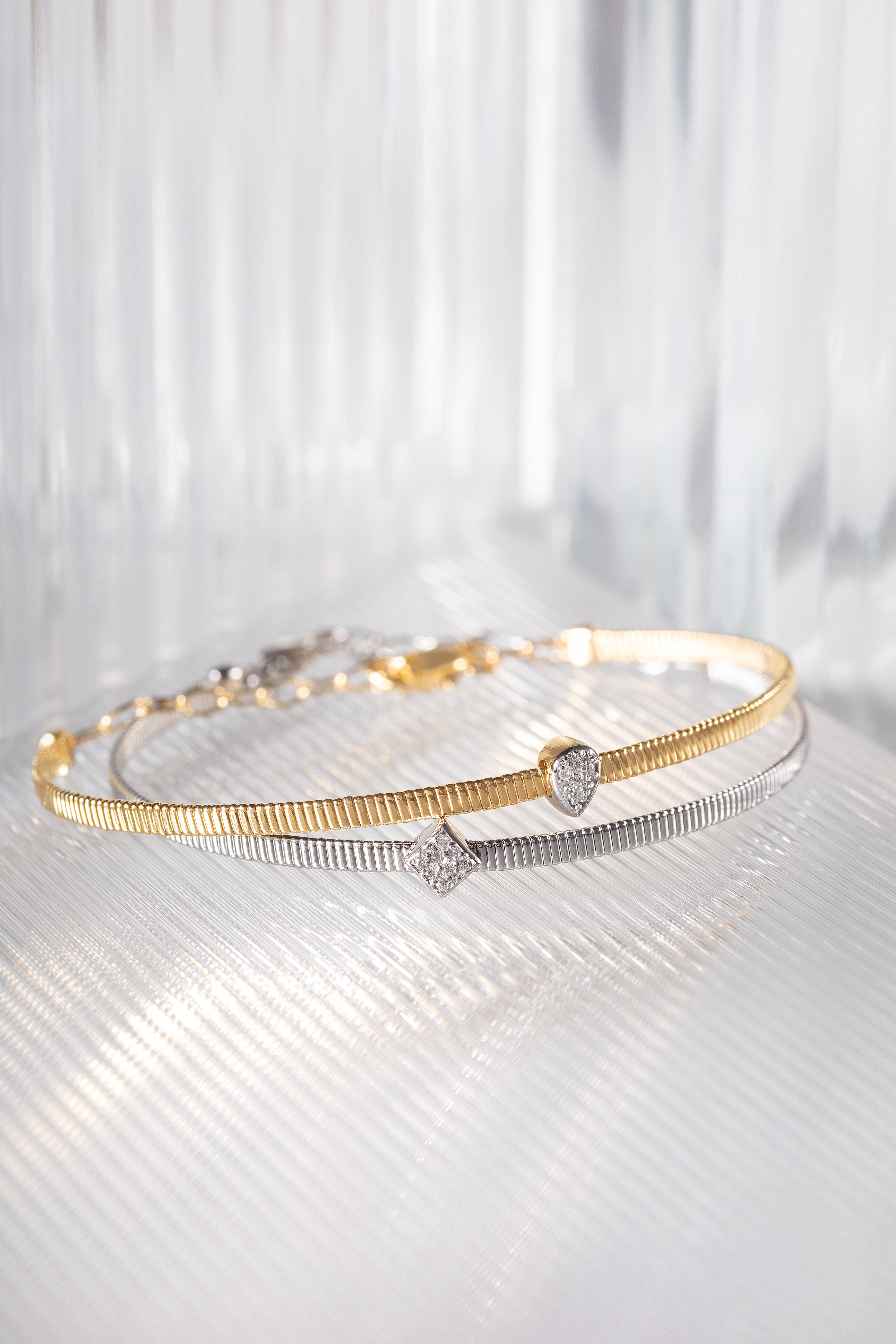 Pulseira Bracelete Maleável Flor ouro 18k